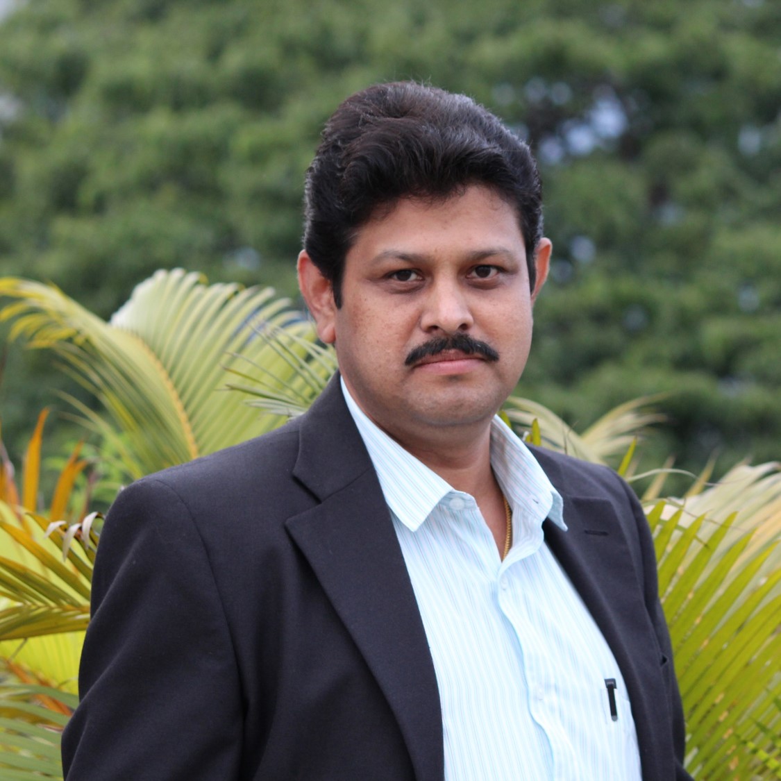leader image